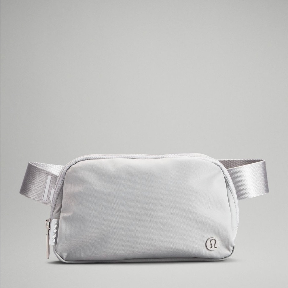 LULULEMON Silver drop/white everywhere belt bag GREAT CONDITION BARELY WORN
